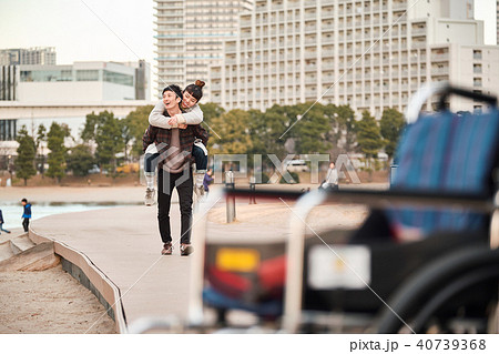 車椅子の女性と男性 車椅子の女性と男性 40739368