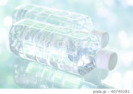 ペットボトルの水 40740281