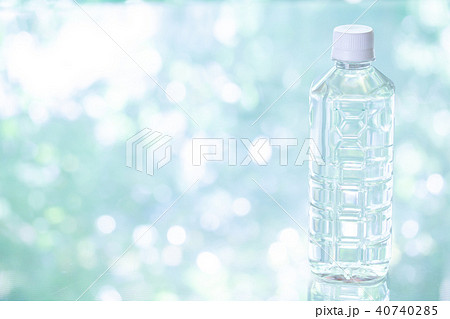 ペットボトルの水 40740285