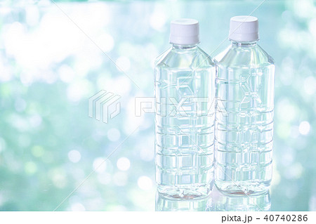 ペットボトルの水 ペットボトルの水 40740286