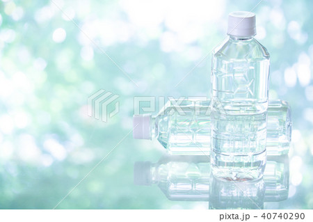 ペットボトルの水 40740290