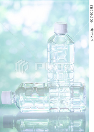 ペットボトルの水 40740292
