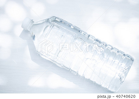 ペットボトルの水 40740620
