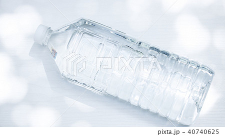 ペットボトルの水 ペットボトルの水 40740625