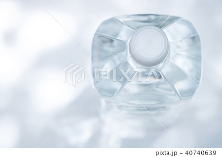 ペットボトルの水 40740639