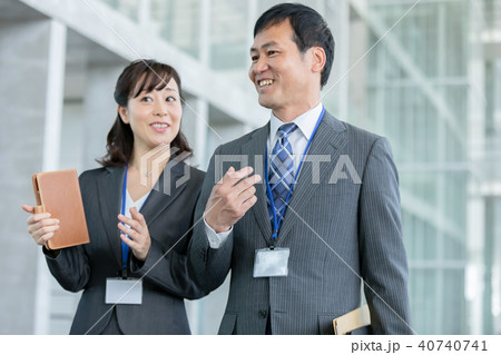 男性社員と女性社員 ビジネスマン ビジネスシーン オフィスシーン 男性社員と女性社員 ビジネスマン ビジネスシーン オフィスシーン 40740741