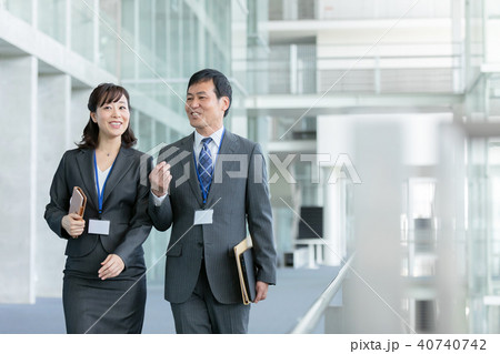 男性社員と女性社員　ビジネスマン　ビジネスシーン　オフィスシーン 40740742