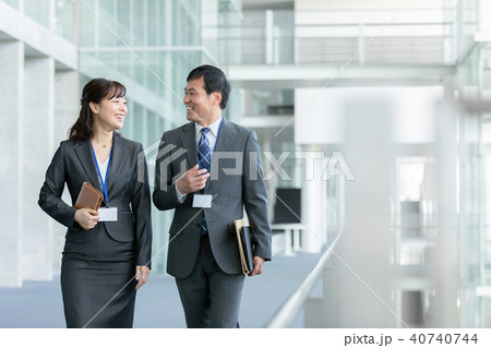 男性社員と女性社員 ビジネスマン ビジネスシーン オフィスシーン 男性社員と女性社員 ビジネスマン ビジネスシーン オフィスシーン 40740744