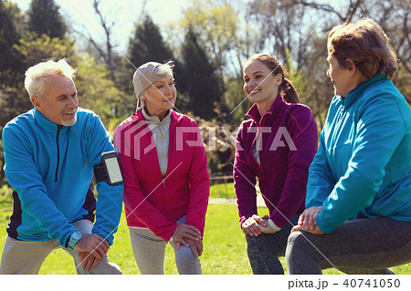 Alert people exercising in the park Alert people exercising in the park 40741050