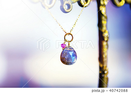 小宇宙のように光る天然石のネックレスとカラフルバック 小宇宙のように光る天然石のネックレスとカラフルバック 40742088