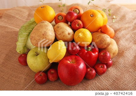 新鮮な野菜と果物 新鮮な野菜と果物 40742416