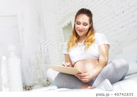 Glad pregnant woman padding pregnancy diary Glad pregnant woman padding pregnancy diary 40742835