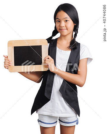 young girl hands holding the chalkboard  40744086