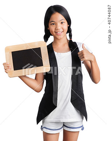young girl hands holding the chalkboard  40744087