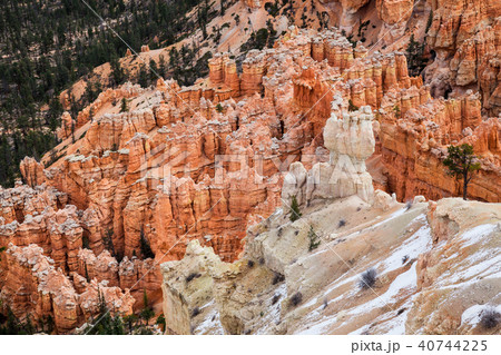 Orange And White Hoodoo Rocks In Bryce Canyon, USA Orange And White Hoodoo Rocks In Bryce Canyon, USA 40744225
