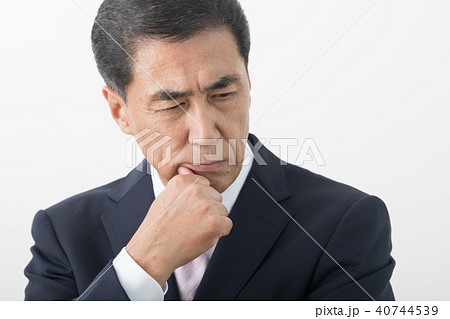 考えるビジネスマン 日本人ミドル男性 40744539