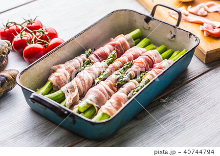 Tasty food bacon wrapped asparagus in frying pan Tasty food bacon wrapped asparagus in frying pan 40744794
