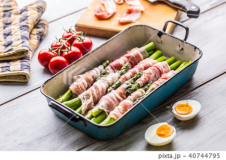 Tasty food bacon wrapped asparagus in frying pan Tasty food bacon wrapped asparagus in frying pan 40744795