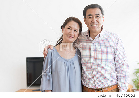 笑顔で寄り添う日本人ミドルシニア夫婦 笑顔で寄り添う日本人ミドルシニア夫婦 40745053