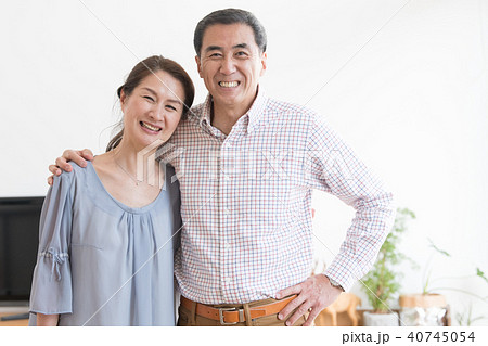 笑顔で寄り添う日本人夫婦 ミドルシニア 40745054