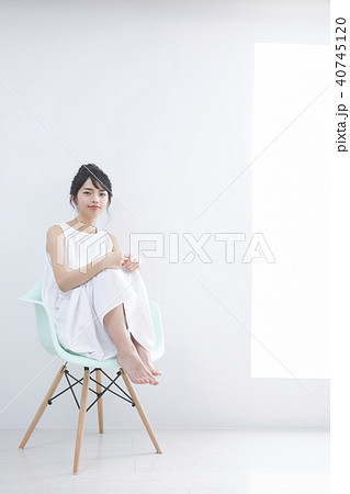 椅子に座る若い女性の写真素材