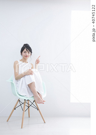 椅子に座る若い女性の写真素材