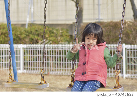 ブランコで遊ぶ女の子 ブランコで遊ぶ女の子 40745652