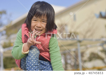 ピースサインの女の子 ピースサインの女の子 40745653