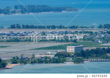 八幡山から俯瞰する田植え時期の琵琶湖岸の風景 40745840
