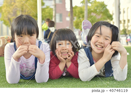公園で寝転ぶ3姉妹 公園で寝転ぶ3姉妹 40746119