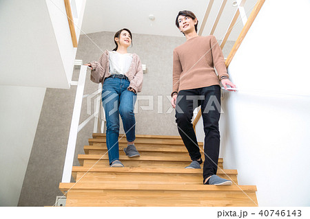 階段を降りるカップルの写真素材