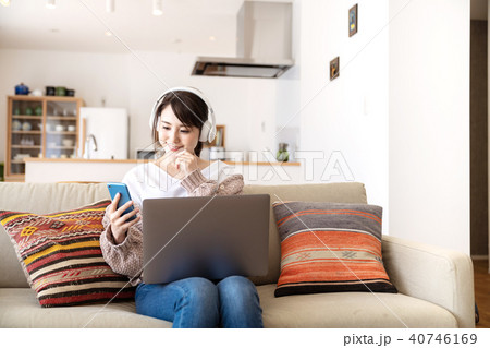 音楽を聴く女性 40746169