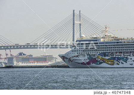 横浜港山下ふ頭と大黒ふ頭に停泊する豪華客船 40747348
