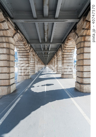 vanishing point view from under Bercy bridge vanishing point view from under Bercy bridge 40747570