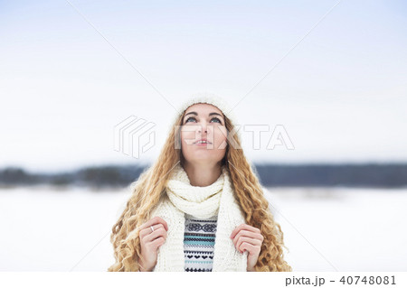 Cute young woman in wintertime outdoor 40748081