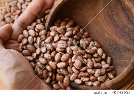 close up of pinto bean for background  40748950