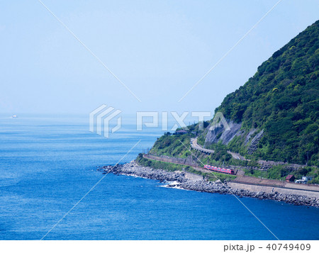 海沿いを走る伊豆急キンメ電車 海沿いを走る伊豆急キンメ電車 40749409