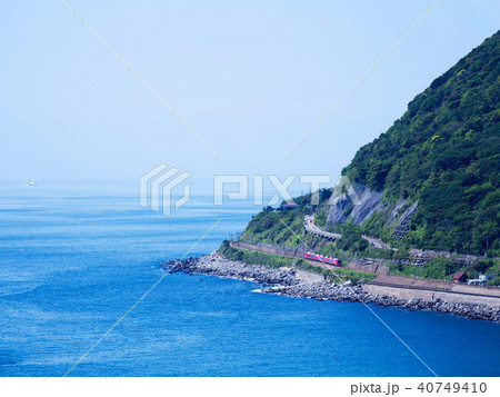 海沿いを走る伊豆急キンメ電車 40749410