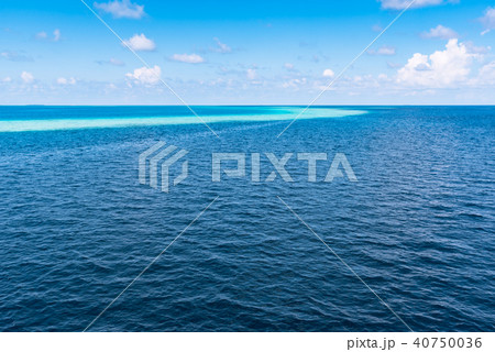 モルディブの珊瑚礁と白い雲 モルディブの珊瑚礁と白い雲 40750036