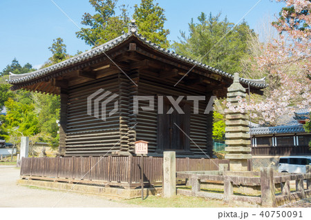 [奈良県]　奈良公園　東大寺　法華堂経庫　御髪塔 40750091