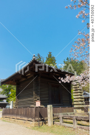 [奈良県]　奈良公園　東大寺　法華堂経庫　御髪塔 40750092