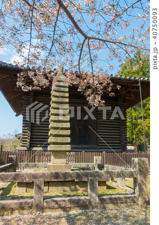 [奈良県]　奈良公園　東大寺　法華堂経庫　御髪塔 40750093