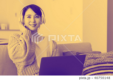 音楽を聴く女性 40750148