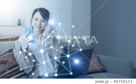 音楽を聴く女性 40750151