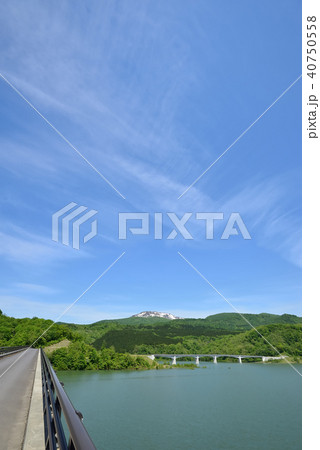 清々しい春の奥州湖と焼石連峰 40750558
