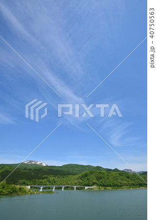 清々しい春の奥州湖と焼石連峰 清々しい春の奥州湖と焼石連峰 40750563