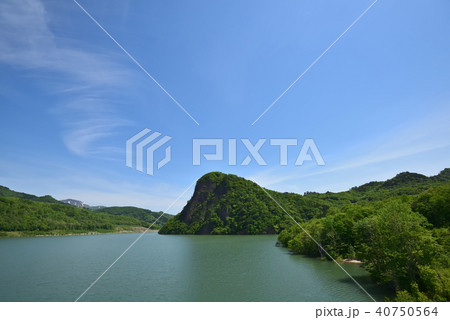 清々しい春の奥州湖と焼石連峰 清々しい春の奥州湖と焼石連峰 40750564
