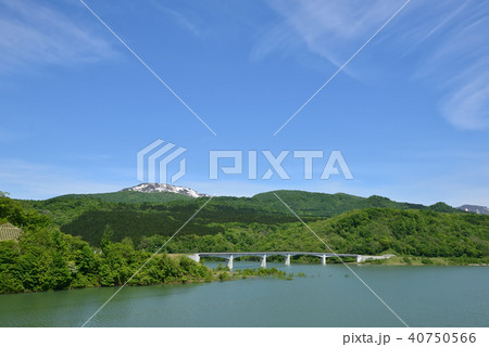 清々しい春の奥州湖と焼石連峰 40750566