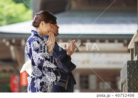 浴衣の男女 神社 お参り 浴衣の男女 神社 お参り 40752406