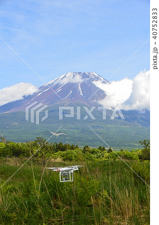 富士の裾野をホバリングするドローン「ファントム3 スタンダード」（朝霧高原／静岡県富士宮市） 40752833